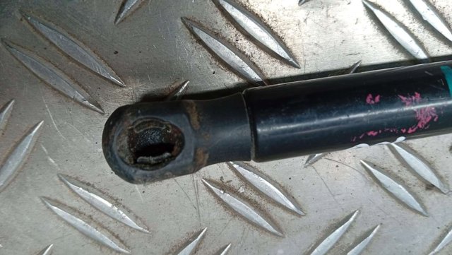 Опора капота ліва 5345006100 TOYOTA