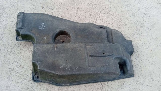 Захист днища передній правий 5816578010 TOYOTA