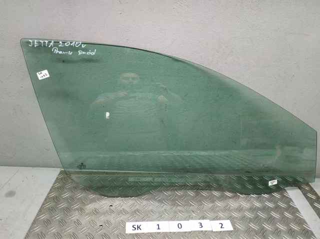 Скло пасажирських дверей 5C6845202 VAG