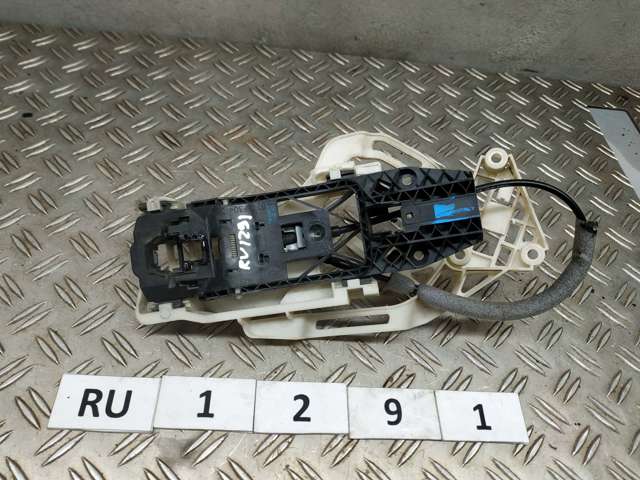 Тримач зовнішньої ручки дверей, передньої правої 5N0839885F VAG