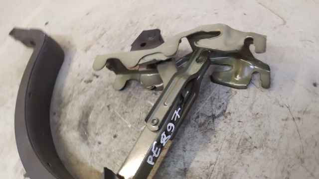 Деталі багажника (петлі і упор кришки) 6451033050 TOYOTA