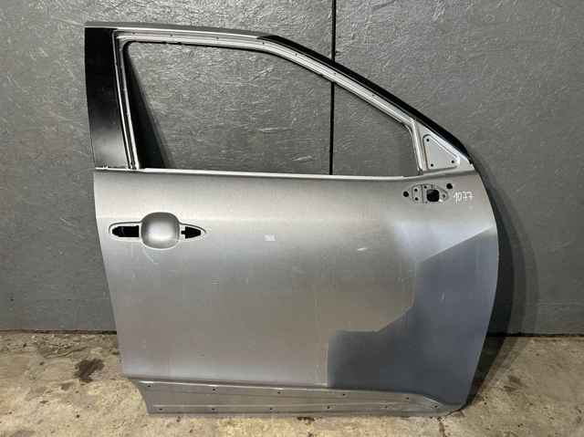Пасажирські передні двері 67001K2010 TOYOTA