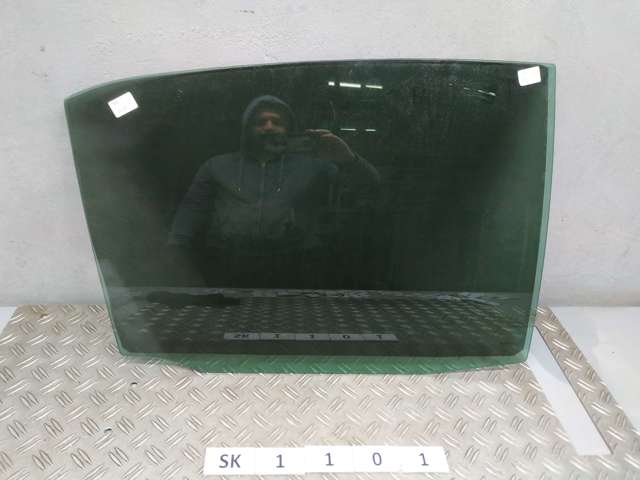 Скло задньої двері правої 6810306300 TOYOTA