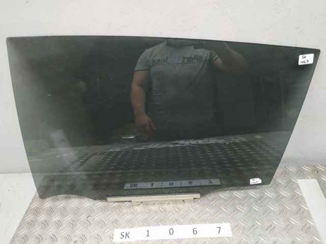 Скло заднє ліве 6811442140 TOYOTA