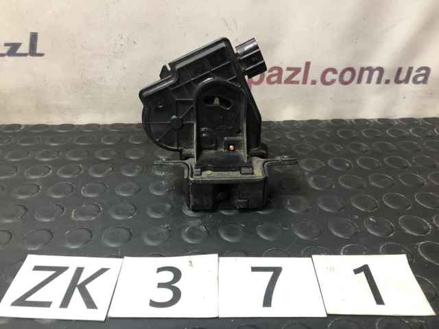 Замок задніх дверей Toyota Auris UKP