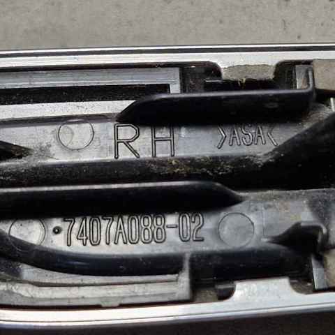 Накладка переднього правого крила 7407A088 MITSUBISHI