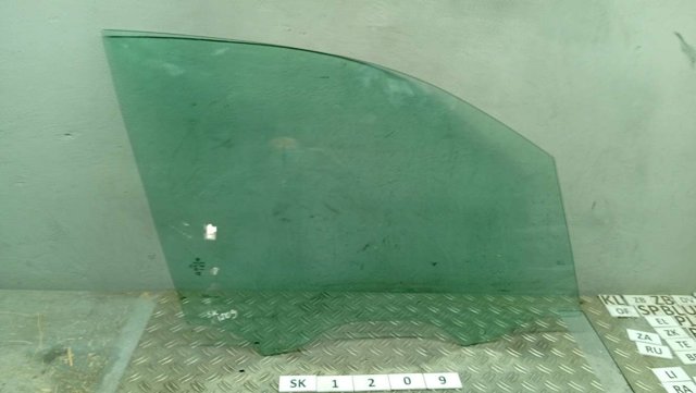 Скло передньої правої двері 760845022C VAG