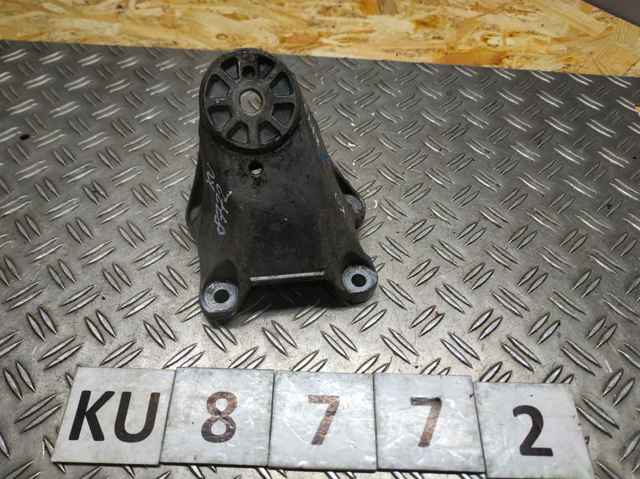 Кронштейн подушки (опори) двигуна, лівої 7L8199307K VAG