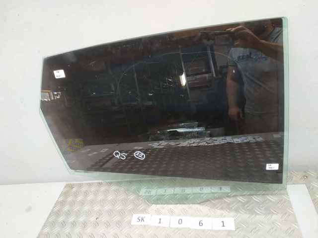 Скло заднє праве 8R0845206F VAG
