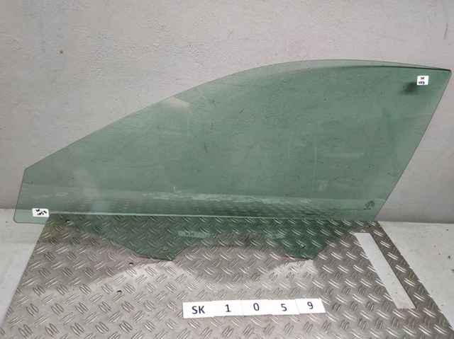 Скло передніх дверей, лівих 8V4845201A VAG