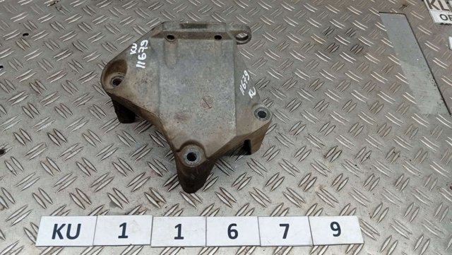 Кронштейн подушки (опори) двигуна, правої 90539247 GM