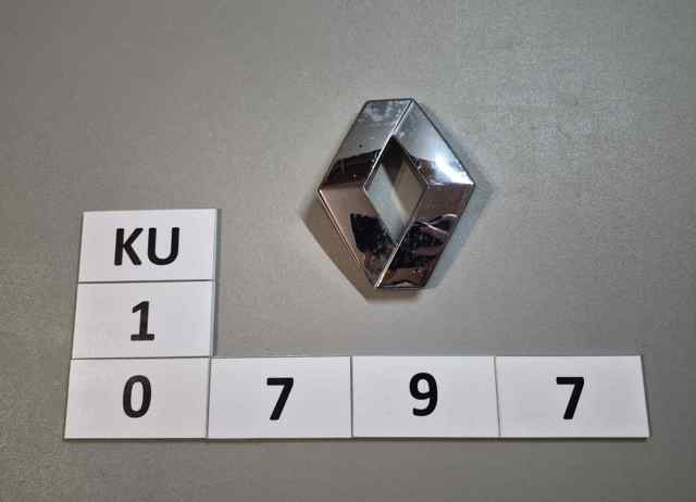 Фірмовий значок на кришку багажника 908890016R RENAULT