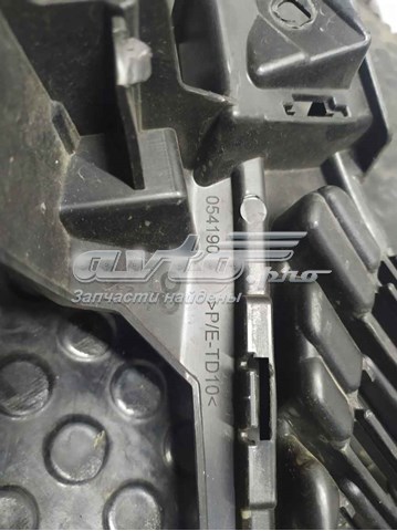 Решітка переднього бампера, центральна 9816027880 PEUGEOT