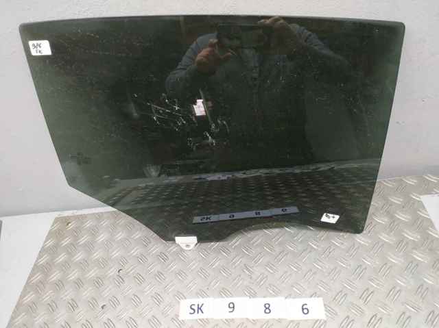 Скло задніх дверей, правих BHN972510 MAZDA