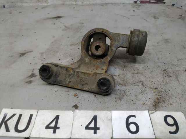 Кронштейн/траверса заднього редуктора, права EG252868XA MAZDA