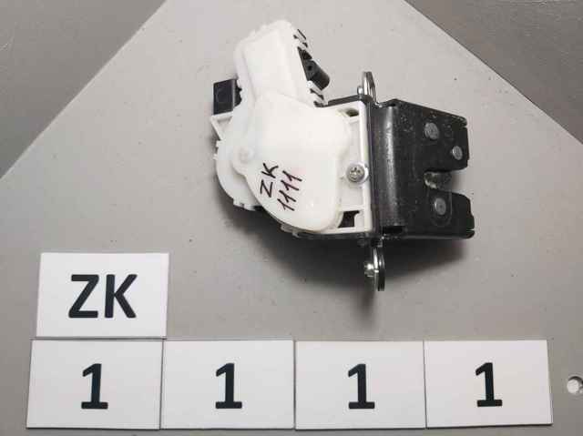 Замок і ручка дверей задка G33M62310 MAZDA