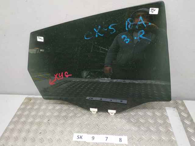 Скло заднє праве KB8C72510 MAZDA