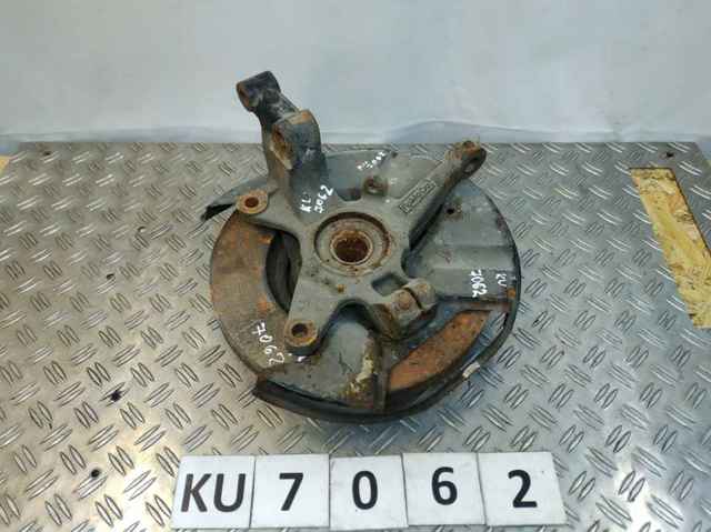 Цапфа поворотна права L20633020 MAZDA