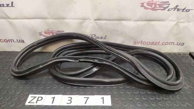 Ущільнювач задніх 3/5-х дверей LR061660 LAND ROVER