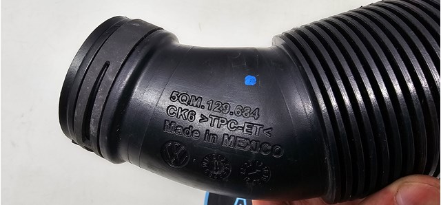 Патрубок повітряний, вихід повітряного фільтра 5QM129684 VAG