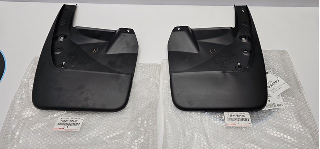 Бризковики передній, лівий 7662260150 TOYOTA