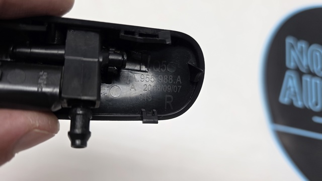 Форсунка омивача скла лобового, права 80A955988A VAG
