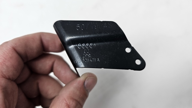 Кронштейн кріплення крила переднього лівого, задній 8V0821471A VAG