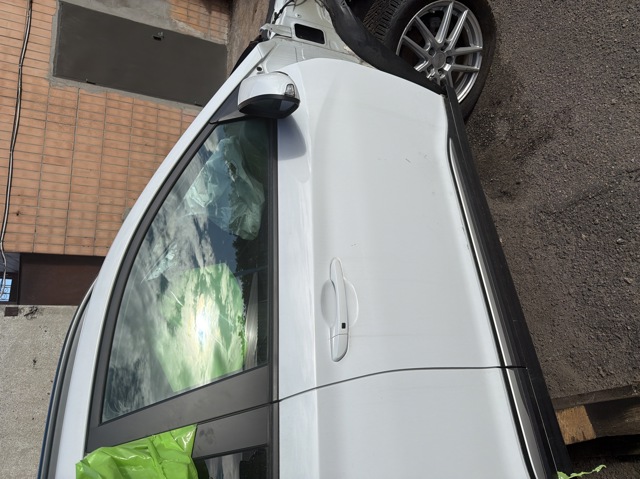 Пасажирські передні двері 76004J9000 HYUNDAI