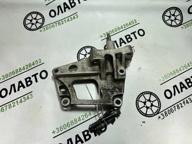 Кронштейн подушки (опори) двигуна, правої 11231AU400 NISSAN