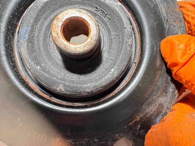 Подушка амортизатора переднього 54320AV600 NISSAN