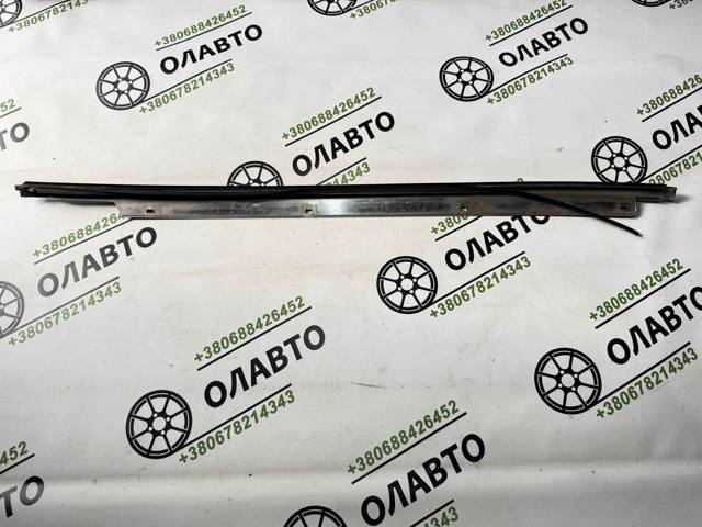 Захисна накладка вітрового скла права 727609F500 NISSAN