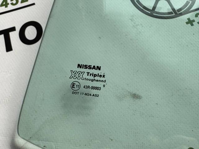 Скло задньої двері правої 823002F000 NISSAN