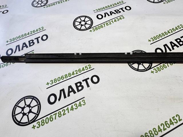 Молдинг опускного скла нижній, двері задньої, правої 82820AV600 NISSAN