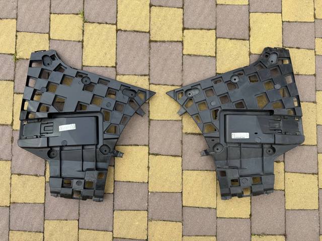 Кронштейн бампера заднього, правий 51127420668 BMW