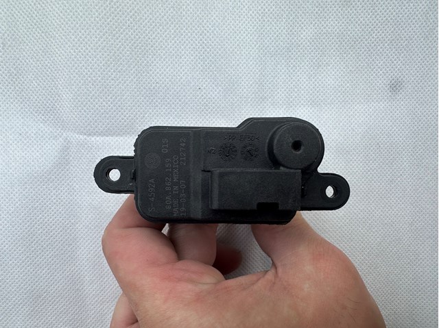 Мотор-привід відкриття лючка бака 80A862159 VAG