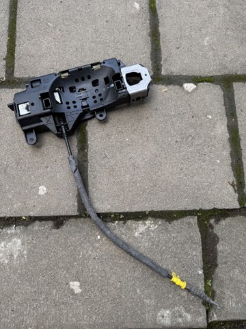 Тримач зовнішньої ручки дверей, задніх лівих 8W0837811A VAG