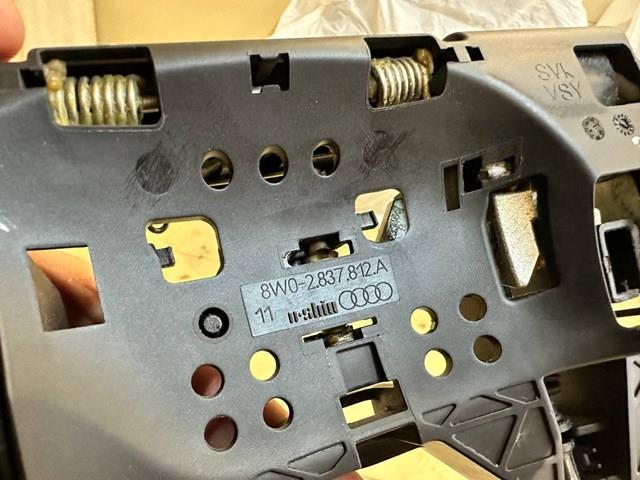 Тримач зовнішньої ручки дверей, правих дверей 8W0837812A VAG