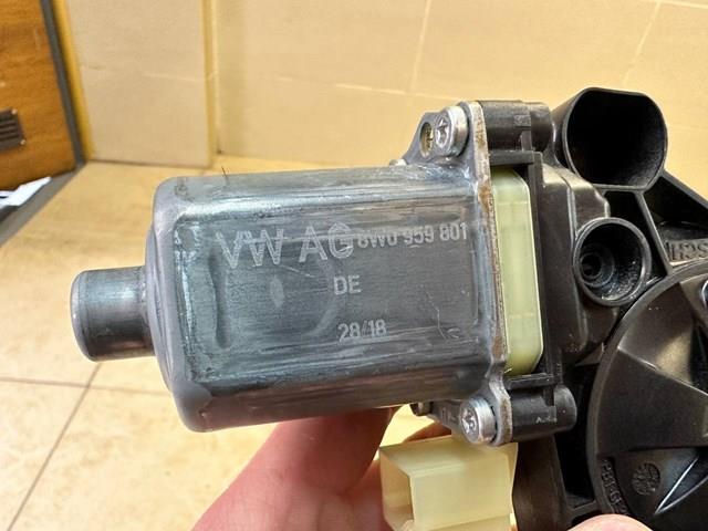 Мотор склопідйомника водійських дверей 8W0959801 VAG