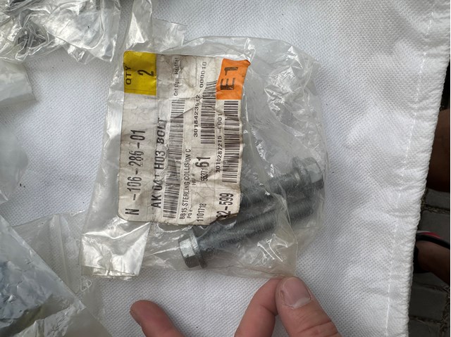 Болт кріплення заднього нижнього важеля, зовнішній N10628601 VAG