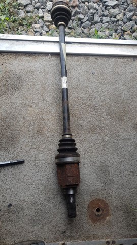 Привід задній 396004BA0A NISSAN