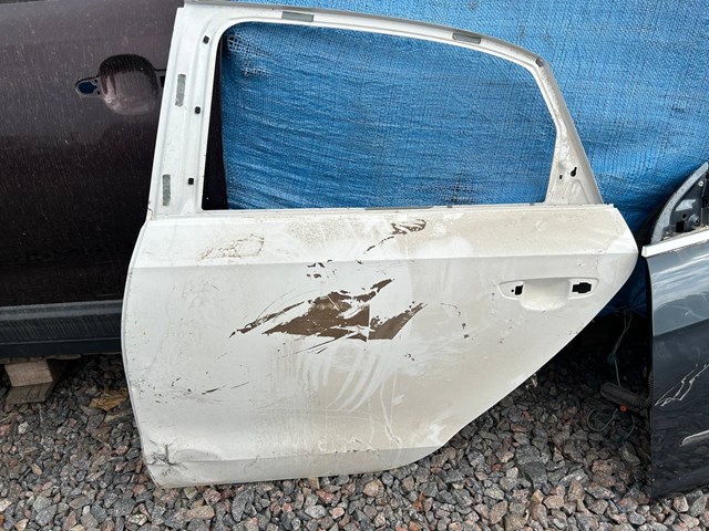 Двері пасажирськи задні ліві 3AE833055 VAG