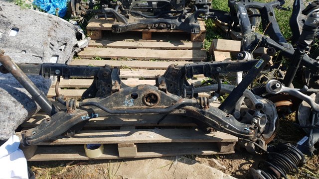 Балка задньої підвіски поперечна 554004BF0D NISSAN