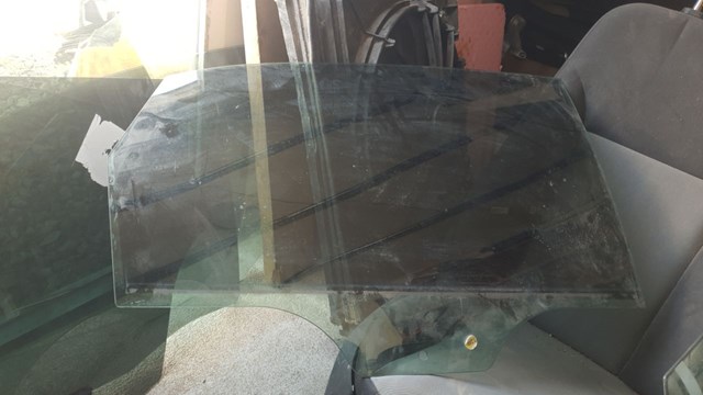 Скло заднє праве 561845026A VAG