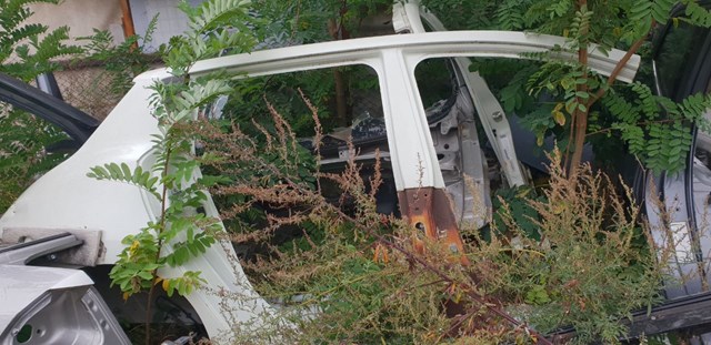 Крило заднє праве 781123NF0A NISSAN