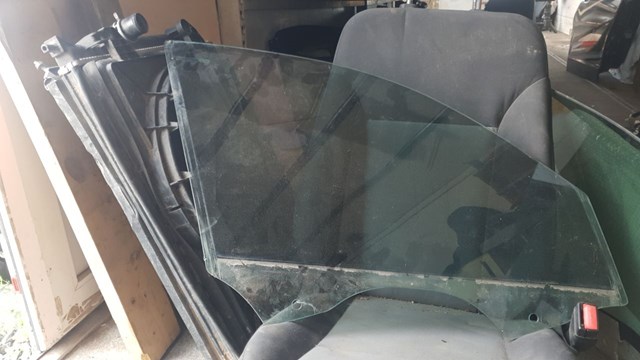 Скло передньої правої двері 824212P011 HYUNDAI