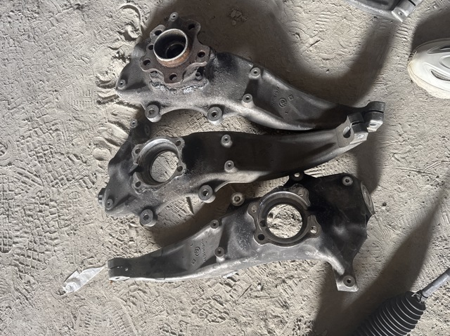 Кулак поворотний передній лівий 31206884385 BMW