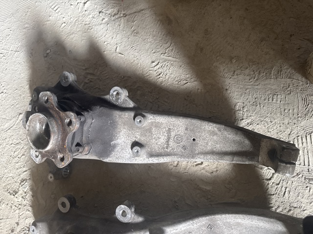 Цапфа передні праві 31206884386 BMW