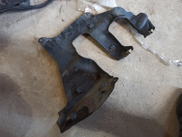 Захисний кожух кермового механізму 51757347021 BMW