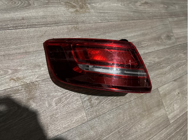 Задня ліва зовнішня фара 8V4945069 VAG
