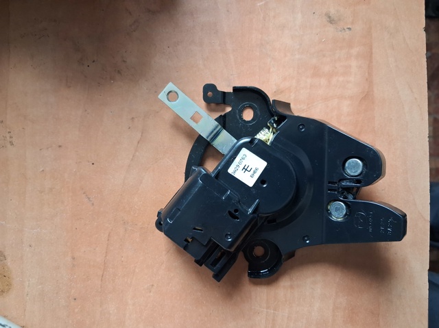 Замок дверей багажника GJR956820 MAZDA